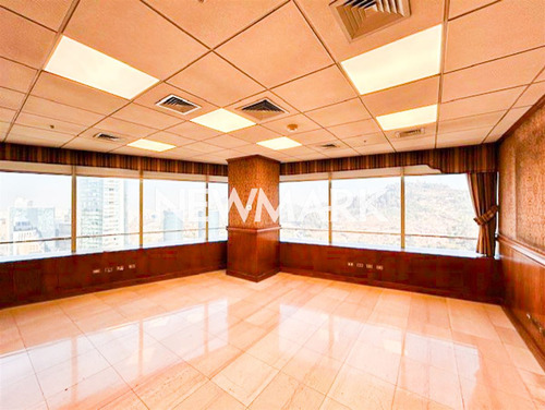 Gran Oficina Remodelada En Espectacular Barrio Financiero