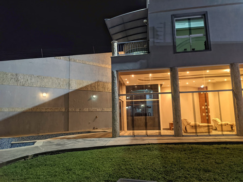 Casa En Venta De Tres Niveles Ubicada En Altos De Guataparo