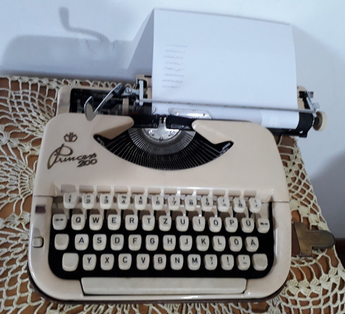 Antigua Máquina De Escribir Portátil Alemana Princess 200
