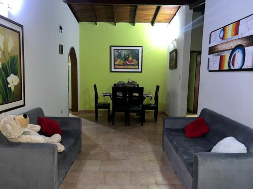Casa Urbanizacion Don Genaro Sector Los Samanes