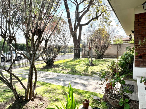 Clásica, Amplios Jardines 5d 3b+servicios