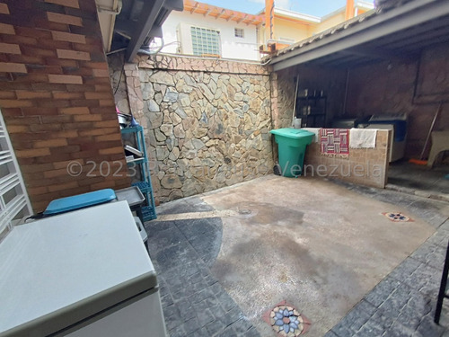 Amplio Townhouse En Venta Ubicado En La Morita Ii Urb Villa Don Víctor Db 24-8697