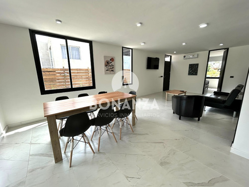 Punta Colorada - Piriápolis. Casa En Venta Con Piscina, 50 Metros De La Playa.