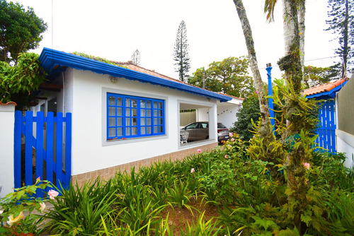 Casa Com Piscina À Venda Na Deslumbrante Praia De Peruíbe.