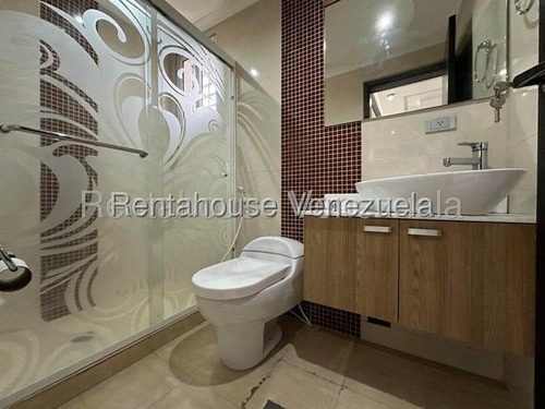 Se Alquila Townhouse En Los Rauseos, El Limón 25-24678 Hc