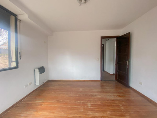 Casa En Venta / 4 Ambientes En Castelar