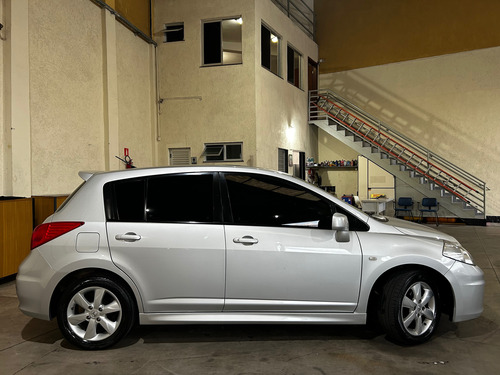 Nissan Tiida 1.8 Sl Flex 5p