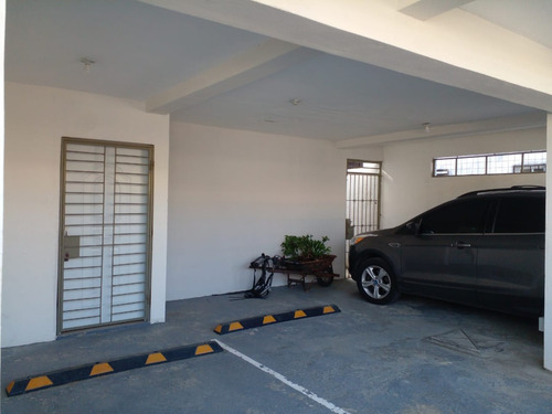 Edificio De Apartamentos En Venta En La Zona Oriental, Autopista De San Isidro, Santo Domingo Este.