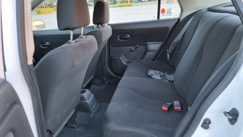 Imagen 9 de 11 de Nissan Tiida 2018 1.8 Sense Sedan Mt