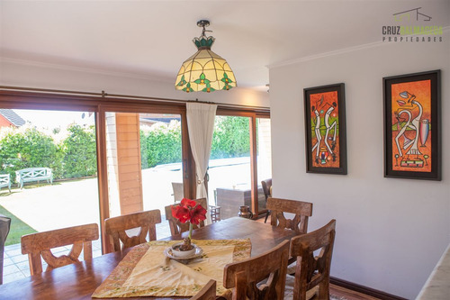Casa En Venta De 5 Dorm. En Puerto Varas