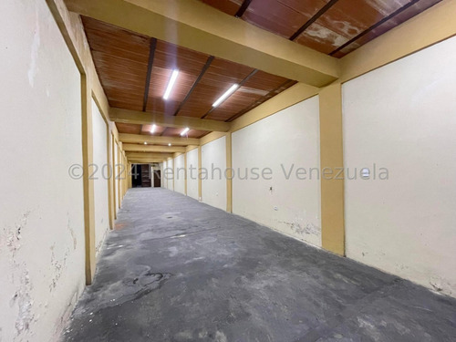 Excelente Galpón En Venta En Avenida Constitución Maracay Con Una Altura Ideal Para Fábricas O Depósitos, Este Espacio Cuenta Además Con Áreas De Oficinas Y Baños Nela 24-23444
