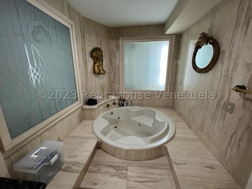 2585m2 De Terreno, 1500m2 De Construccion En Alto Hatillo, Calle Privada, Jacuzzi, Piscina, Jardines, Hermosa Vista, Mls#24-7491