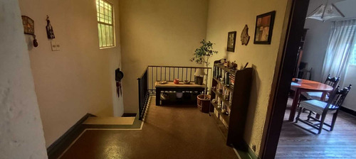 Av Italia Y Comercio Prox. Tipo Casita Ph P. Alta , Buena Construcción , Pisos Pinotea, Puertas De Cedro, 75 M2 Edif + 58 M2 Terraza C/parrillero, Oportunidad !!!!