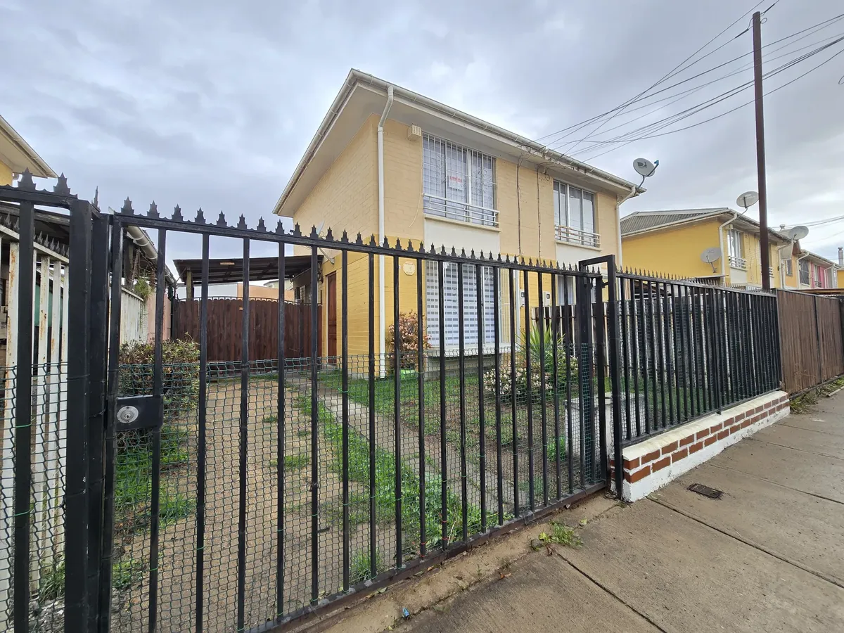 Imagen 1 de 8 de Hermosa Casa Recién Remodelada,2 Dormitorios, 1 Baño Y Patio