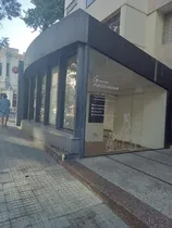 Comprar Se Alquila Local En Excelente Punto Comercial En Pocitos. Vista A La Calle. 55 M2 Con Amplios Ventanales Y Esplanada Al Frente.
