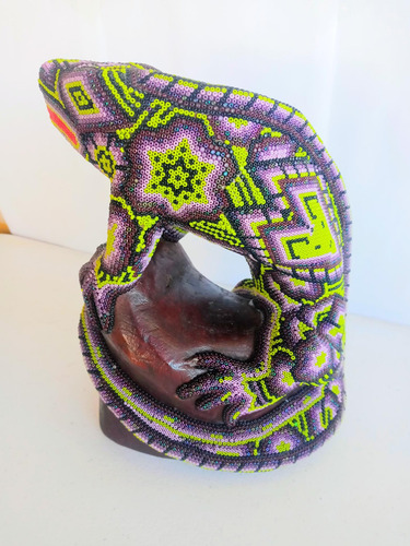Iguana De Madera. En Chaquira, Huichol.30 Cm.x22 Cm.altura.