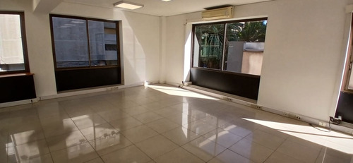 Excelente Oficina De 168m2 Habilitada En Arriendo