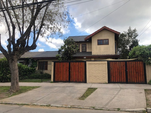 Se Vende Cómoda Casa En Tranquilo Sector, Excelentes Accesos