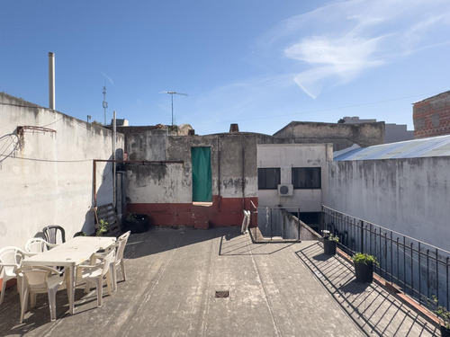 Venta - Casa Tipo Ph - Multifamiliar - 5 Ambientes - Terraza - Taller De Trabajo