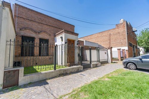 Casa 4 Ambientes Con Parque Y Cocheras