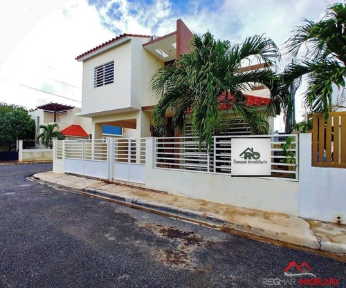 Casa Ubicada En El Residencial Las Cayas, La Romana