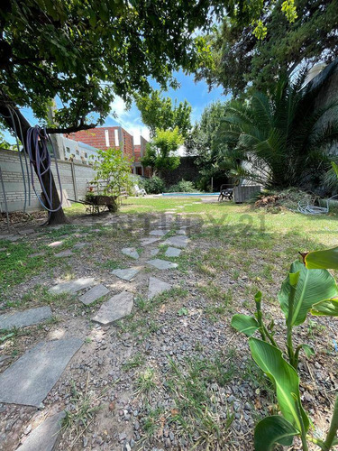 Venta Casa 5 Ambientes - Padua Centro - Con Parque Y Pileta