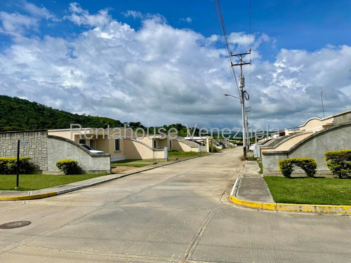 María Valera Vende Hermosa Casa En La Ensenada.