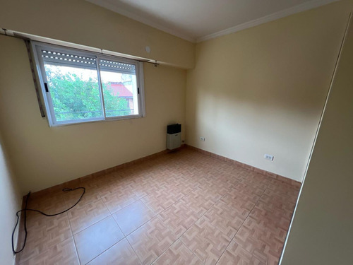Alquilo Excelente Piso En Caseros De 3 Ambientes Grandes Con Terraza Y Patio Propio!! F: 4571