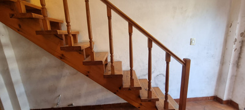 En Venta En Caseros Casa Sobre Lote Propio De 4 Ambientes 2 Baños En Dos Plantas Con Amplio Lote De Terreno F: 9591