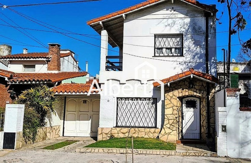 Venta Chalet Con Fondo Y Pileta En Haedo Norte.