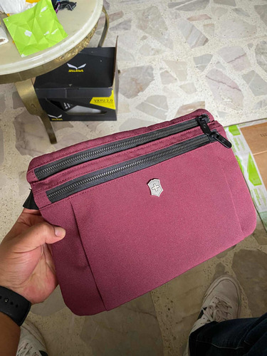 Imagen 1 de 9 de Cross Body Hombre Mariconera Victorinox Compact Guinda