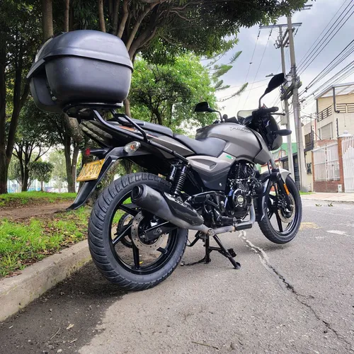 Bajaj Pulsar 180 Gris Asfalto 2022