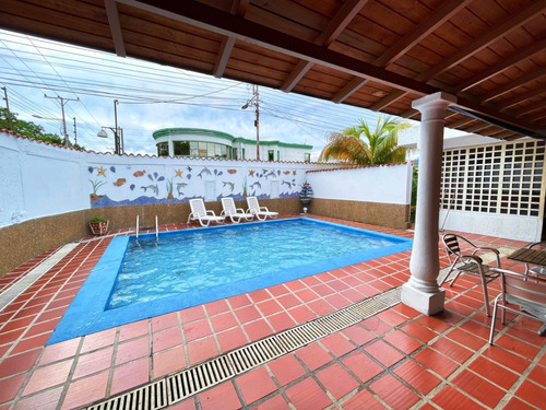 Krisdoral Bienes Vende Casa Con Piscina En Urbanización San Jacinto, Maracay