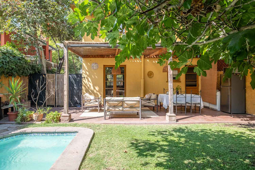 Sector Residencial: Jardín, Piscina Y Gran Conectividad