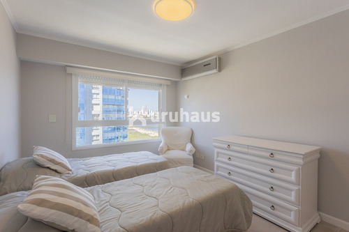 Venta Apartamento Tres Dormitorios Playa Mansa Primera Linea Edificio Coral Tower