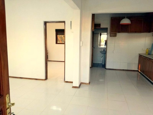 Venta. Bien Ubicada,2 Dorm. Gran Terreno,segura,dos Frentes.