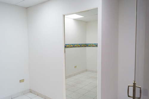 Imagen 3 de 14 de Oficina En Venta En Cagua, Calle Piar, Zona Centro, 55 M2 04123465023