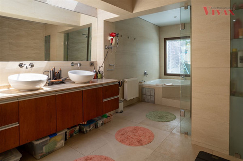 Casa En Venta De 5 Dorm. En Vitacura