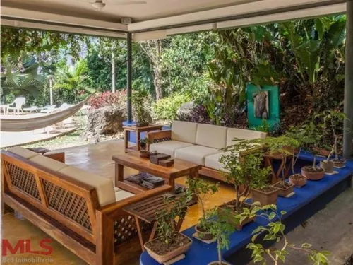 Encantador Lugar, Con Un Diseño Artístico(mls#238626)