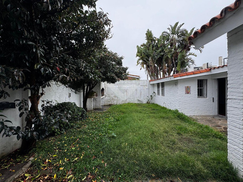 Venta Casa Carrasco Sur. 2 Dormitorios. Barbacoa. Jardin. Parrillero