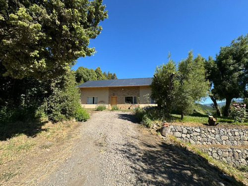Casa En Venta - 3 Dormitorios 2 Baños - Cochera - 1.560mts2 - San Martín De Los Andes