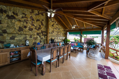 Imagen 19 de 26 de Confortable Mansión En San Isidro En Venta 2 Salas, Cocina, 6 Habitaciones Con Baños, 3 Cuartos De Servicio Con Baños, Terraza, Piscina, 2 Baños Por La Piscina, Marquesina 4 Carros, Paneles Solares.