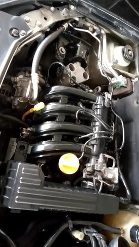 Imagem 6 de 11 de Renault Clio 2016 1.0 16v Expression Hi-power 5p
