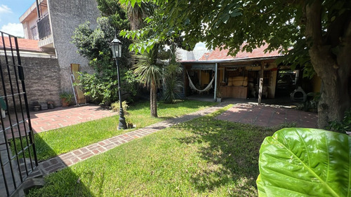 Casa Con Departamento - Cochera Jardin Y Parrilla - Permuta