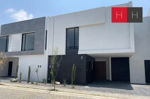 Casa En Venta En Lomas De Angelópolis.