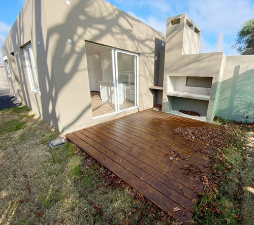 Venta Casa Lagomar, Ciudad De La Costa. 1 Dormitorio Con Renta, Jardin, Parrillero Y Cochera.