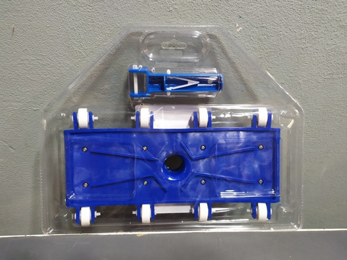 Imagen 4 de 10 de Limpiafondo Barrefondo Plastico 8 Ruedas Ancho 34cm Pileta