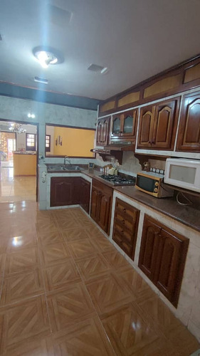 Casa En Trigal Sur, Valencia, De 2 Niveles, Para Remodelar. Gg.p