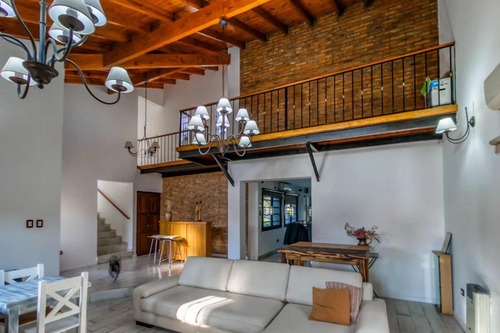 Casa En Venta - 3 Dormitorios 3 Baños - Cocheras - 800mts2 - Manuel B. Gonnet, La Plata