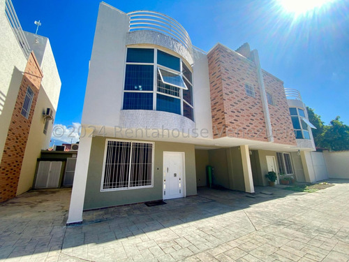 Jip 24-14615. Venta De Espectacular Townhouse, Totalmente Equipado, Cocina Empotrada, Planta Eléctrica,  Con Pozo Propio. El Townhouse De Tus Sueños Esta Aquí. Urbanización La Floresta. Maracay.